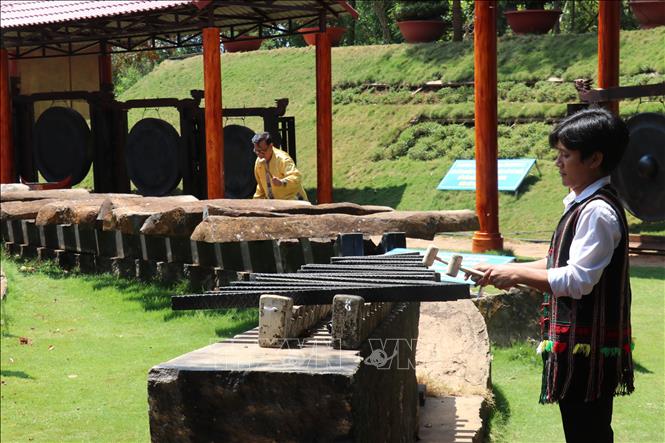 Các nghệ nhân biểu diễn đàn đá tại Khu Bảo tồn Văn hóa dân tộc S'tiêng sóc Bom Bo, huyện Bù Đăng, tỉnh Bình Phước. Ảnh: Nhật Bình - TTXVN