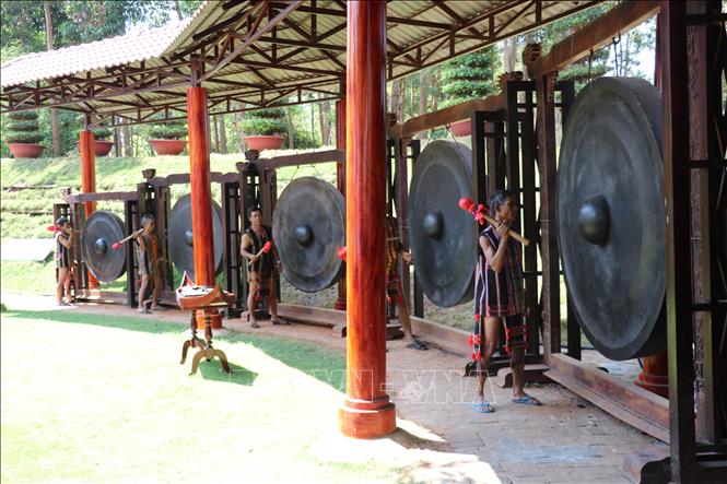 Các nghệ nhân biểu diễn đánh cồng chiêng tại Khu Bảo tồn Văn hóa dân tộc S'tiêng sóc Bom Bo, huyện Bù Đăng, tỉnh Bình Phước. Ảnh: Nhật Bình - TTXVN