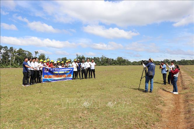 Khách du lịch trải nghiệm tại Trảng cỏ Bù Lạch, huyện Bù Đăng, tỉnh Bình Phước. Ảnh: Nhật Bình - TTXVN