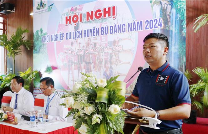 Ông Trần Quốc Tuấn, Giám đốc Công ty TNHH Sự kiện truyền thông du lịch New Star Media (tỉnh Bình Dương) công bố tour du lịch kết nối Bù Đăng với chủ đề “Vang mãi tiếng chày trên Sóc Bom Bo” tại Hội nghị Khởi nghiệp du lịch Bù Đăng năm 2024, ngày 8/11/2024. Ảnh: Nhật Bình - TTXVN