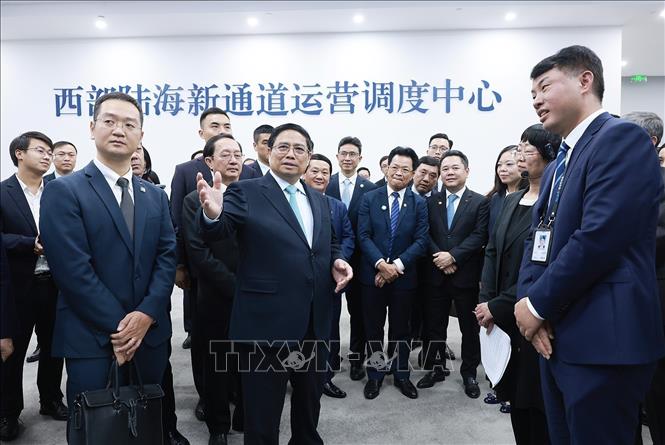Prime Minister Pham Minh Chinh visits the Chongqing International Logistics Hub Parki. VNA Photo: Dương Giang