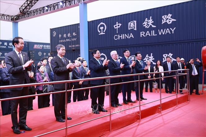 Prime Minister Pham Minh Chinh welcomes an ASEAN fast train from Hanoi. VNA Photo: Dương Giang