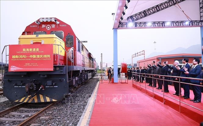 Prime Minister Pham Minh Chinh welcomes an ASEAN fast train from Hanoi. VNA Photo: Dương Giang