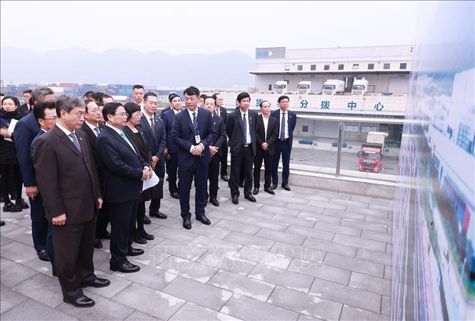 Prime Minister Pham Minh Chinh visits he Chongqing International Logistics Hub Park. VNA Photo: Dương Giang