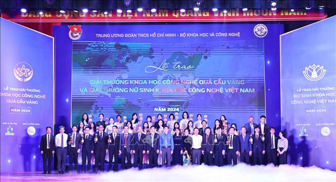 Các đại biểu và tài năng trẻ Khoa học công nghệ Quả Cầu Vàng và Giải thưởng Nữ sinh khoa học công nghệ Việt Nam. Ảnh: Minh Đức - TTXVN