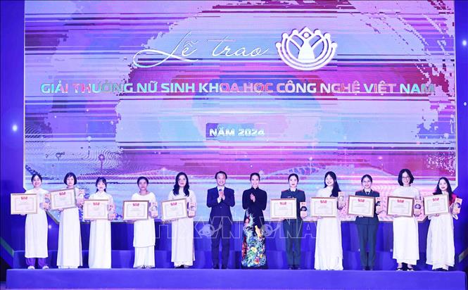 Đồng chí Nguyễn Thiên Tú, Giám đốc Trung tâm Phát triển KHCN và Tài năng trẻ trao Giải thưởng Nữ sinh khoa học công nghệ Việt Nam cho các nữ sinh. Ảnh: Minh Đức - TTXVN