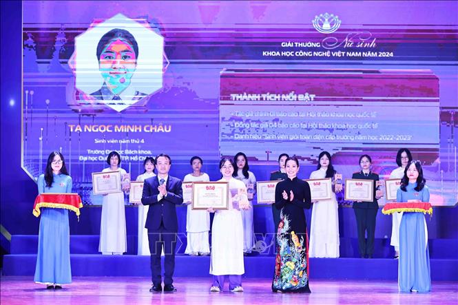 Đồng chí Nguyễn Thiên Tú, Giám đốc Trung tâm Phát triển KHCN và Tài năng trẻ trao Giải thưởng Nữ sinh khoa học công nghệ Việt Nam cho các nữ sinh. Ảnh: Minh Đức - TTXVN