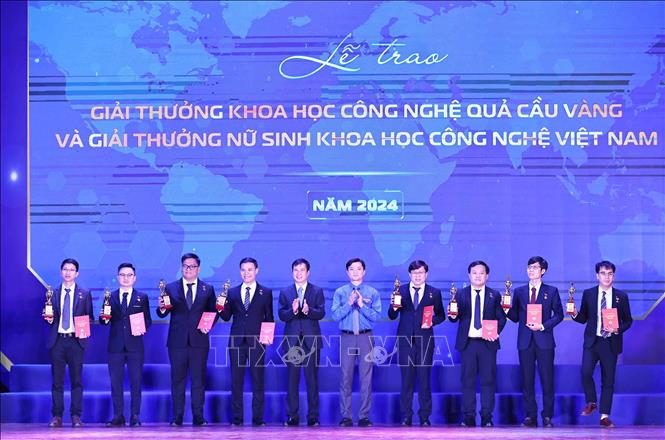Bí thư Trung ương Đoàn Nguyễn Minh Triết trao Giải thưởng Khoa học công nghệ Quả Cầu Vàng cho các tài năng trẻ. Ảnh: Minh Đức - TTXVN