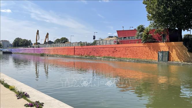 Các tác phẩm bích họa khổng lồ và tranh vẽ trên tường các tòa nhà, ở chân các cây cầu bê tông mang lại một nét đẹp độc đáo cho Street Art Avenue. Ảnh: Nguyễn Thu Hà - P/v TTXVN tại Pháp