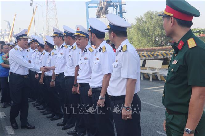Cán bộ, chiến sĩ Lữ đoàn 125, Vùng 2 Hải quân chia tay đoàn công tác. Ảnh: Viết Tôn - TTXVN
