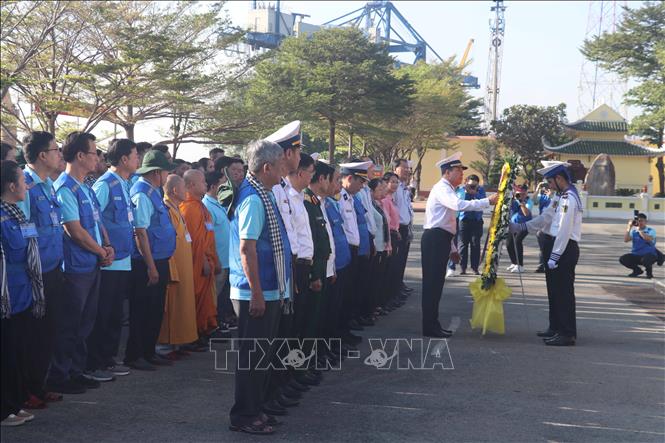 Chuẩn Đô đốc Phạm Như Xuân, Phó Tư lệnh Quân chủng Hải quân và đoàn công tác làm lễ dâng hoa, dâng hương tại tượng đài chiến sĩ Đoàn tàu không số trong khuôn viên Lữ đoàn 125, Vùng 2 Hải quân. Ảnh: Viết Tôn - TTXVN
