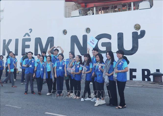 Đoàn công tác chuẩn bị lên tàu Kiểm ngư 290 đi thăm vùng biển, đảo Tây Nam và nhà giàn DKI/10 Vùng 2, Vùng 5 Hải quân. Ảnh: Viết Tôn - TTXVN
