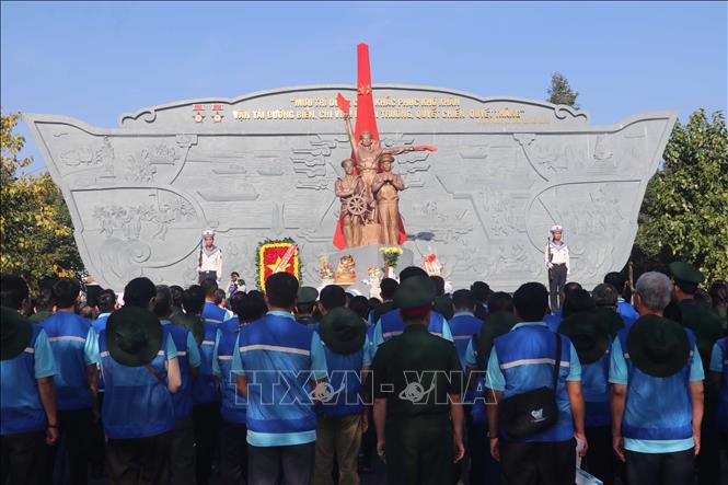 Đoàn công tác làm lễ dâng hoa, dâng hương tại tượng đài chiến sĩ Đoàn tàu không số trong khuôn viên Lữ đoàn 125 Hải quân. Ảnh: Viết Tôn - TTXVN
