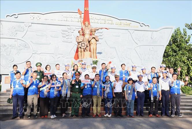 Đoàn công tác tại tượng đài chiến sĩ Đoàn tàu không số trong khuôn viên Lữ đoàn 125 Hải quân trước giờ lên đường. Ảnh: Viết Tôn - TTXVN
