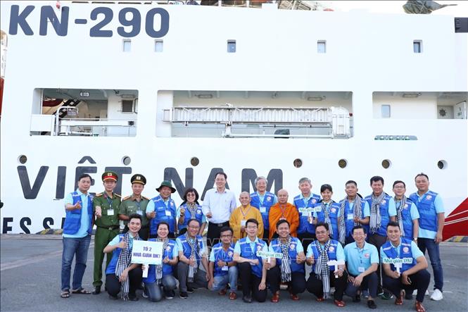 Đoàn công tác chuẩn bị lên tàu Kiểm ngư 290 đi thăm vùng biển, đảo Tây Nam và nhà giàn DKI/10 Vùng 2, Vùng 5 Hải quân. Ảnh: Viết Tôn - TTXVN
