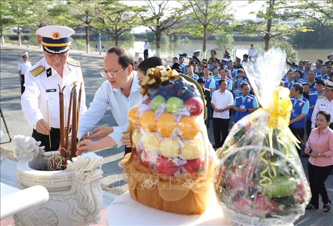 Đoàn công tác làm lễ dâng hoa, dâng hương tại tượng đài chiến sĩ Đoàn tàu không số trong khuôn viên Lữ đoàn 125 Hải quân trước khi lên đường. Ảnh: Viết Tôn - TTXVN
