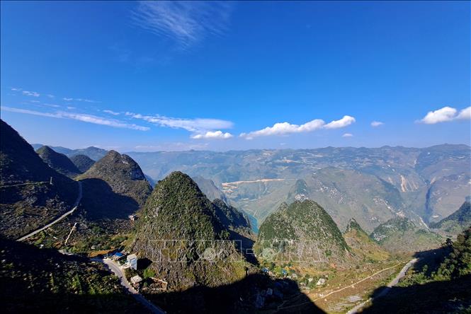 Núi non trùng điệp ở xã Pả Vì (huyện Mèo Vạc). Ảnh: Đức Thọ - TTXVN