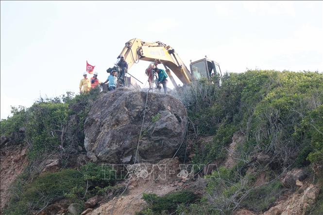 Đơn vị thi công tiến hành khoan 13 mũi vào tảng đá nằm trên đỉnh đèo Cù Hin. Ảnh: Đặng Tuấn -TTXVN 
