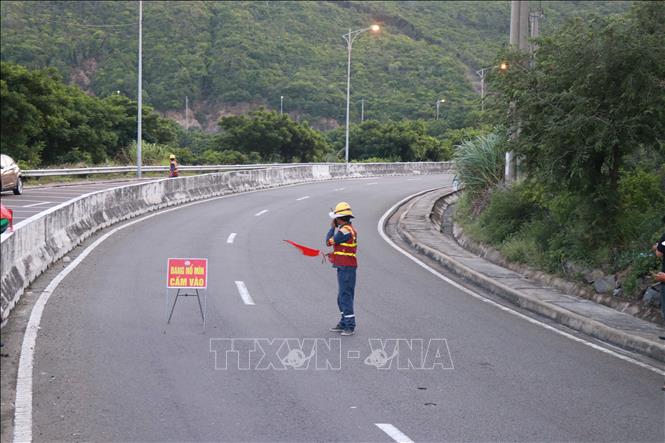 Tuyến đường đèo Cù Hin được phong toả phục vụ việc nổ mìn phá đá. Ảnh: Đặng Tuấn -TTXVN 