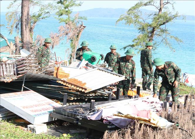Chiến sĩ Tiểu đoàn Cô Tô dọn dẹp, vệ sinh môi trường bãi biển xã Đồng Tiến trả lại cảnh quan để phát triển du lịch. Ảnh: Trọng Đức - TTXVN