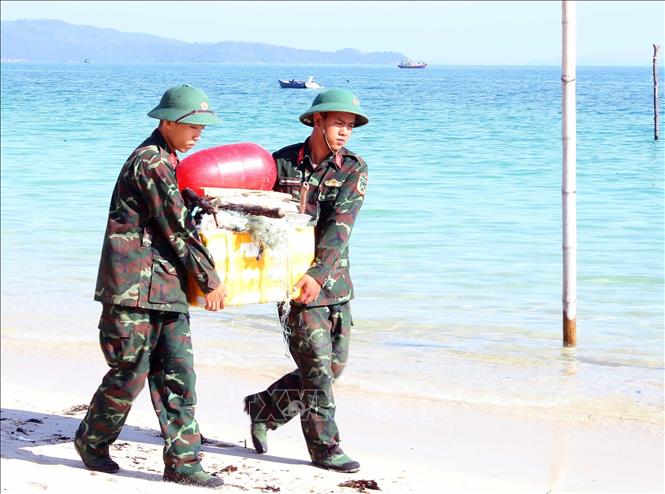 Chiến sĩ Tiểu đoàn Cô Tô dọn dẹp, vệ sinh môi trường bãi biển xã Đồng Tiến trả lại cảnh quan để phát triển du lịch. Ảnh: Trọng Đức - TTXVN
