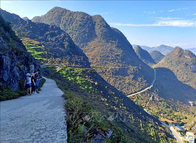 Du khách nước ngoài thường xuyên đi bộ lên những ngọn núi cao xã Pả Vì (huyện Mèo Vạc) ngắm toàn cảnh những ngọn núi trùng điệp. Ảnh: Đức Thọ - TTXVN