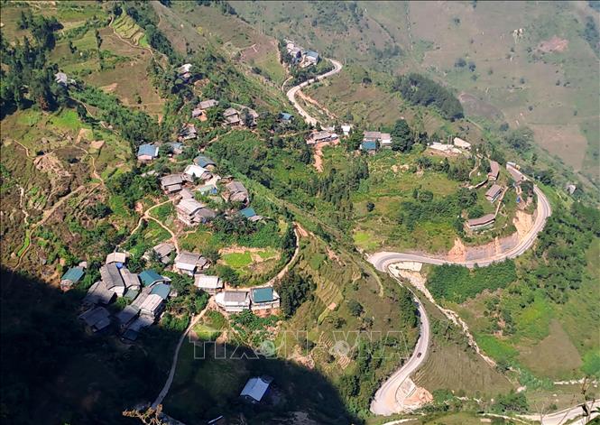 Lên những ngọn núi cao xã Pả Vì (huyện Mèo Vạc), ngắm toàn cảnh những bản làng nằm bên dòng sông Nho Quế. Ảnh: Đức Thọ - TTXVN