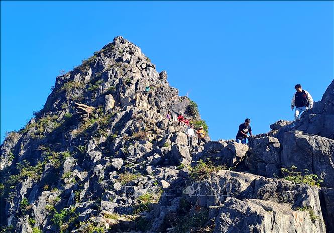 Vách đá tử thần cũng là điểm đến thu hút du khách. Ảnh: Đức Thọ - TTXVN