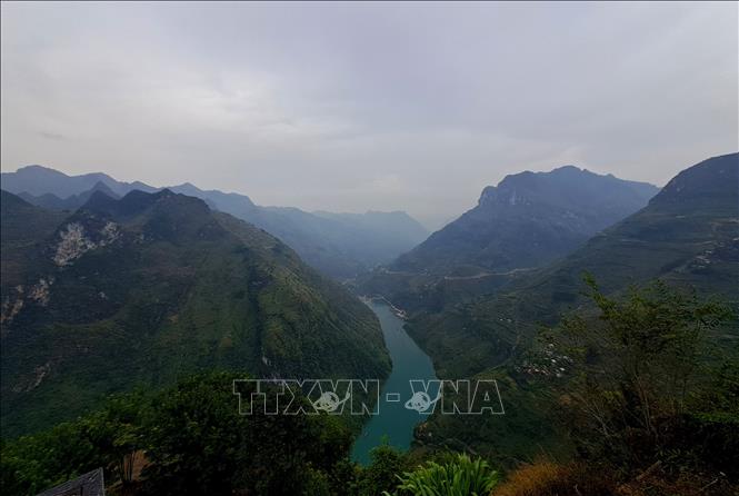 Dòng sông Nho Quế là điểm du lịch được nhiều du khách ghé thăm và trải nghiệm. Ảnh: Đức Thọ - TTXVN