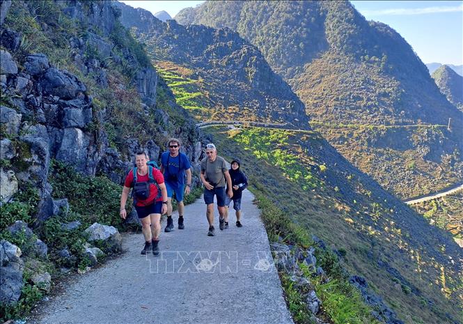 Du khách nước ngoài khám phá những ngọn núi cao xã Pả Vì (huyện Mèo Vạc). Ảnh: Đức Thọ - TTXVN