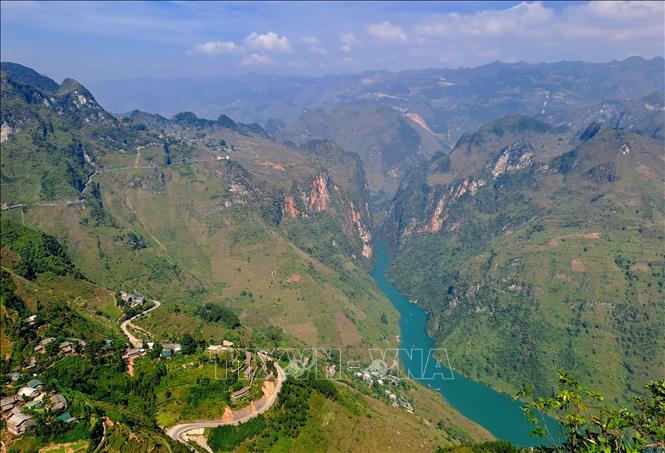 Lên những ngọn núi cao xã Pả Vì (huyện Mèo Vạc) để ngắm toàn cảnh các bản làng nằm bên dòng sông Nho Quế. Ảnh: Đức Thọ - TTXVN