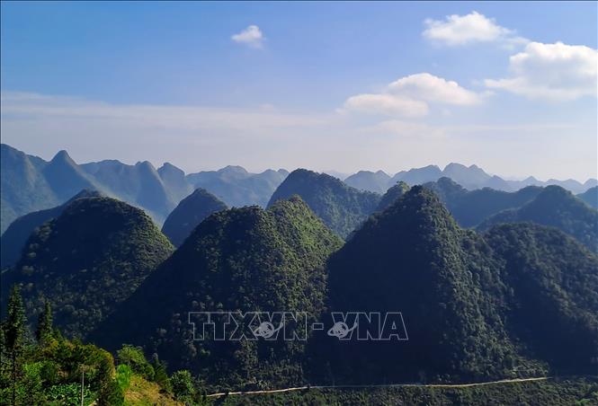 Toàn cảnh những ngọn núi trùng điệp ở xã Pả Vì (huyện Mèo Vạc). Ảnh: Đức Thọ - TTXVN 