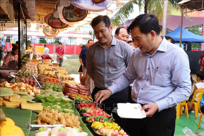 Đại biểu tham quan các gian hàng. Ảnh: Thanh Hòa- TTXVN