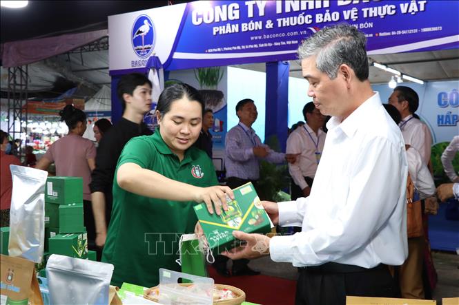 Khách tham quan, mua sắm tại hội chợ. Ảnh: Thanh Hòa- TTXVN