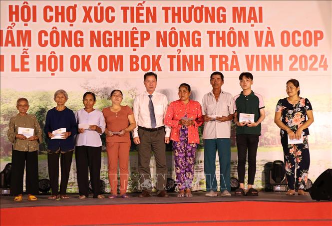 Ban Tổ chức tặng quà cho các hộ có hoàn cảnh khó khăn. Ảnh: Thanh Hòa- TTXVN