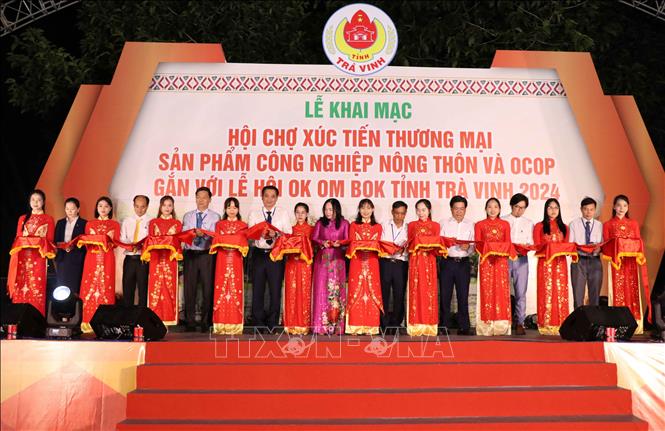 Đại biểu cắt băng khai mạc hội chợ. Ảnh: Thanh Hòa- TTXVN