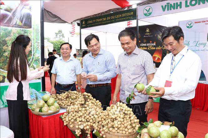 Đại biểu tham quan các gian hàng. Ảnh: Thanh Hòa- TTXVN