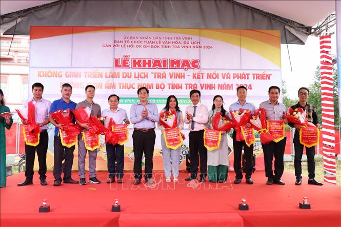 Ban Tổ chức trao cờ lưu niệm cho các đơn vị tham gia. Ảnh: Thanh Hòa- TTXVN