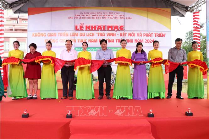 Các đại biểu thực hiện nghi thức cắt băng khai mạc. Ảnh: Thanh Hòa- TTXVN