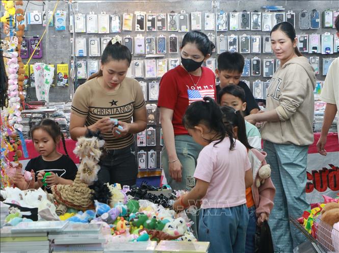 Khách tham quan hội chợ. Ảnh: Tuấn Phi - TTXVN