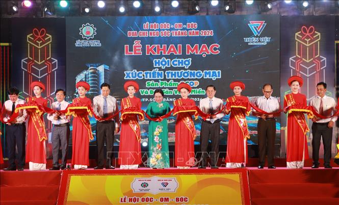Đại biểu cắt băng khai mạc Hội chợ Xúc tiến thương mại sản phẩm OCOP và đặc sản vùng miền năm 2024 tại Sóc Trăng. Ảnh: Tuấn Phi - TTXVN 