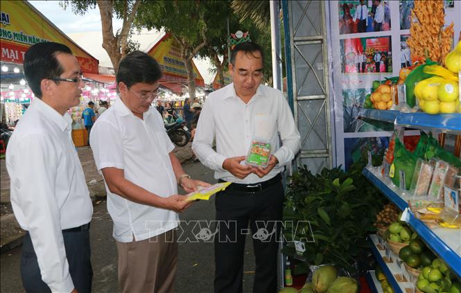 Đại biểu tham quan gian hàng đặc sản vùng miền của huyện Long Phú, tỉnh Sóc Trăng. Ảnh: Tuấn Phi - TTXVN