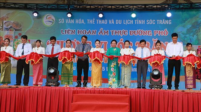 Đại biều cắt băng khai mạc Liên hoan ẩm thực đường phố với chủ đề “Hương vị Sóc Trăng” năm 2024. Ảnh: Tuấn Phi - TTXVN
