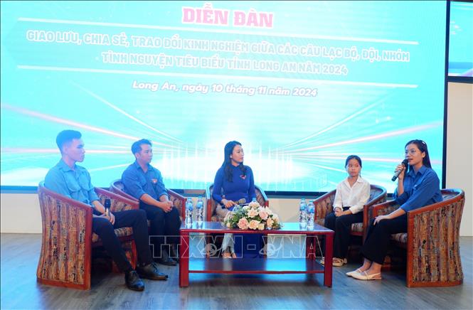 Giao lưu, trò chuyện cùng các thanh niên tình nguyện, tiêu biểu. Ảnh: Đức Hạnh - TTXVN