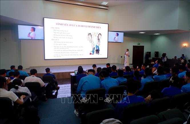 Thanh niên được nghe chuyên đề về giáo dục giới tính, sức khỏe sinh sản. Ảnh: Đức Hạnh - TTXVN