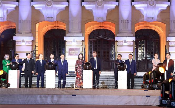 Các đại biểu thực hiện nghi thức khai mạc Lễ hội Thiết kế sáng tạo Hà Nội 2024. Ảnh: Quốc Khánh - TTXVN