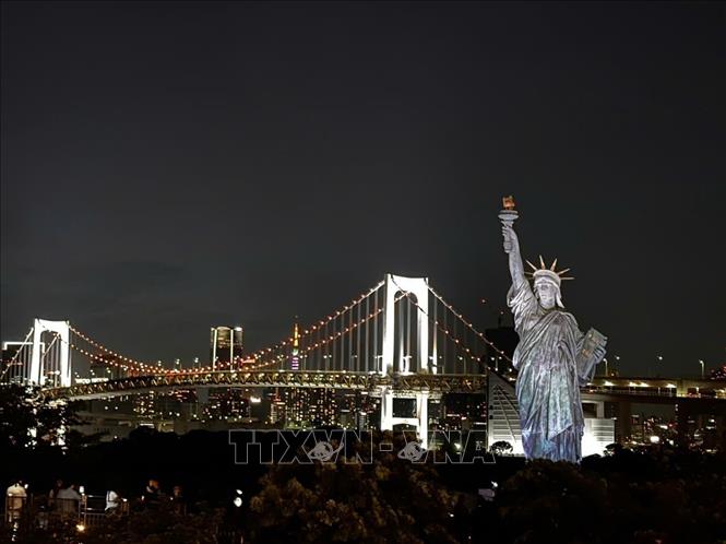 Tượng Nữ thần Tự do tại Odaiba và cầu Rainbow, một điểm đến nổi tiếng của thủ đô Tokyo./. Ảnh: Nguyễn Tuyến - Pv TTXVN tại Nhật Bản
