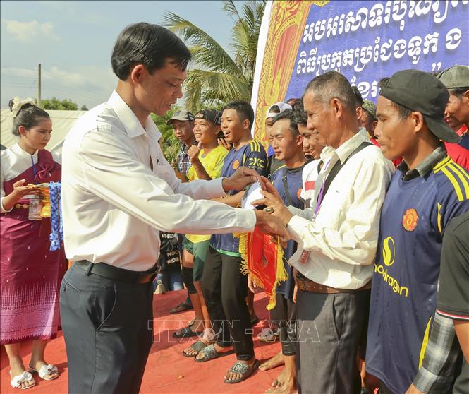 Trao giải cho ghe đạt giải Nhất. Ảnh: Duy Khương - TTXVN