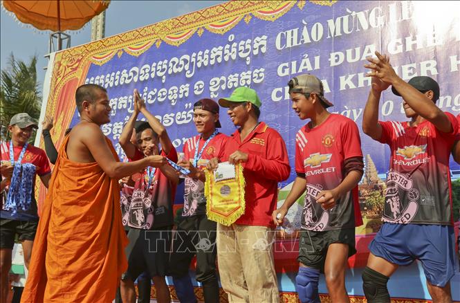 Trao giải cho ghe đạt giải. Ảnh: Duy Khương - TTXVN