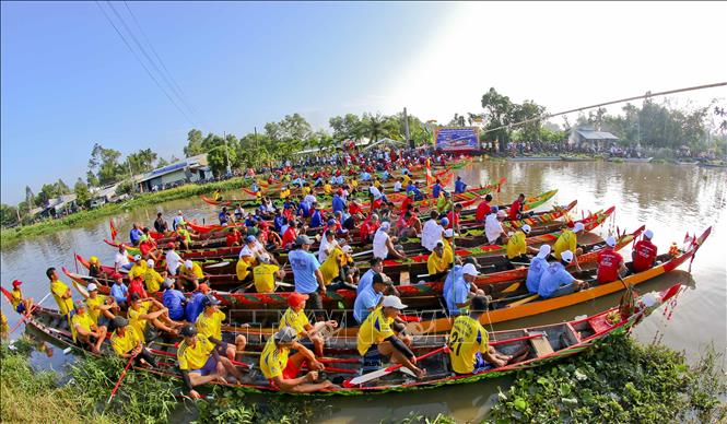 Tham dự Giải có 19 đội ghe từ các chùa Khmer. Ảnh: Duy Khương - TTXVN